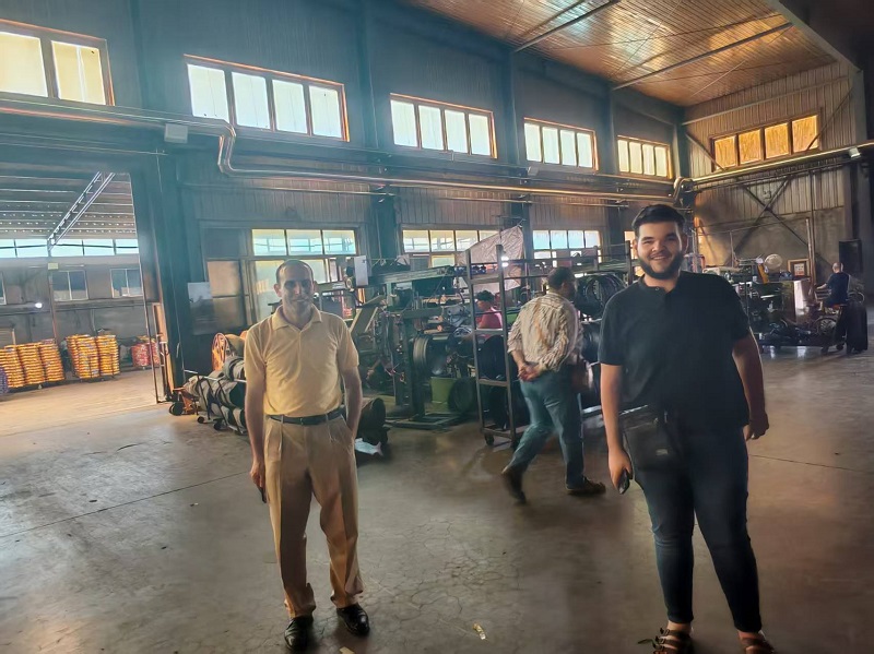 Motosiklet təkərləri və daxili borular fabrikə səfər zamanı Misirli müştəri tərəfindən tanınır